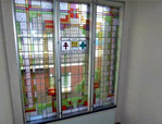 Glas-in-loodramen met symbolen en wapen.
<br/>
www.oozo.nl, zonder jaartal